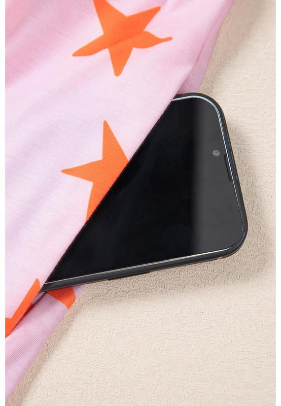 Twee-delige pyjama set  
Gemaakt van bamboe stof  
Shirt met korte mouwen  
Schattig sterrenprint  
Handige knoopsluitingen  
Geschikt voor verschillende lichaamsvormen en maten  
Materiaal: 95% polyester 5% elastaan