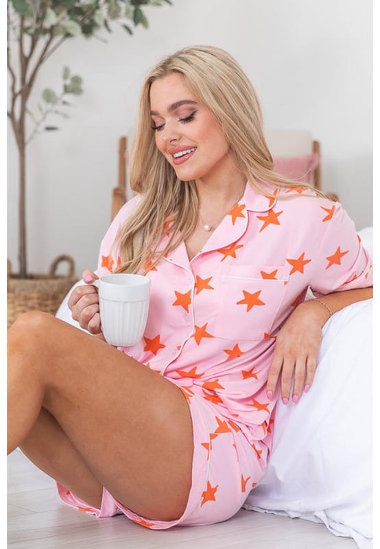 Twee-delige pyjama set  
Gemaakt van bamboe stof  
Shirt met korte mouwen  
Schattig sterrenprint  
Handige knoopsluitingen  
Geschikt voor verschillende lichaamsvormen en maten  
Materiaal: 95% polyester 5% elastaan