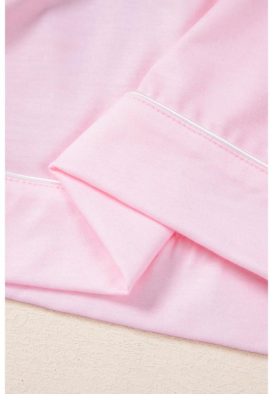 Twee-delige pyjama set  
Gemaakt van bamboe stof  
Shirt met korte mouwen  
Schattig sterrenprint  
Handige knoopsluitingen  
Geschikt voor verschillende lichaamsvormen en maten  
Materiaal: 95% polyester 5% elastaan