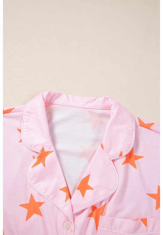Twee-delige pyjama set  
Gemaakt van bamboe stof  
Shirt met korte mouwen  
Schattig sterrenprint  
Handige knoopsluitingen  
Geschikt voor verschillende lichaamsvormen en maten  
Materiaal: 95% polyester 5% elastaan