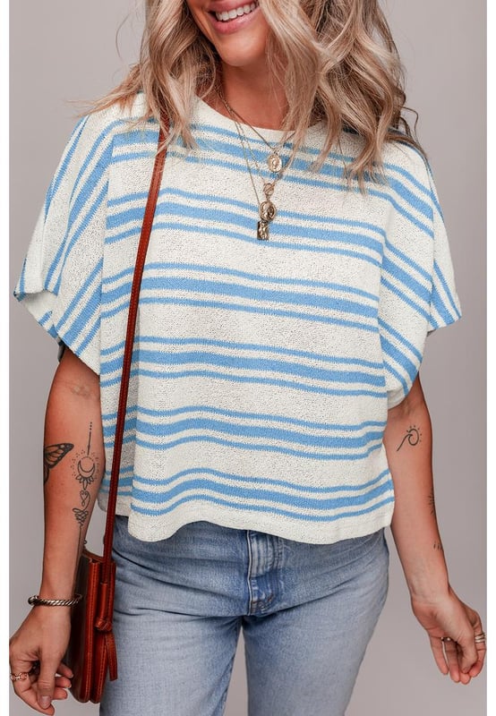Nuestros estilos están diseñados con un look ajustado y a la moda, siguiendo un estándar de tallas internacional. Para el mejor ajuste, sugerimos elegir una talla más de la habitual. ¡Asegúrate de consultar nuestra tabla de tallas para encontrar tu combinación perfecta!
  Patrón a rayas clásico
  Corte amplio para una silueta relajada y moderna
  Mangas amplias que añaden un toque único y estiloso
  Tejido suave y cómodo para usar todo el día
  Combina bien con jeans o faldas para un atuendo Chic
Material: 100% Acrílico