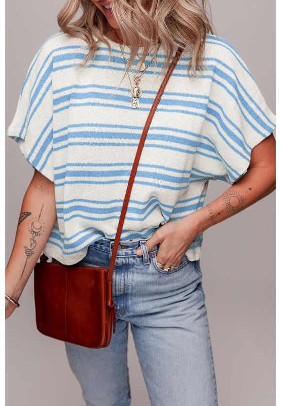 Nuestros estilos están diseñados con un look ajustado y a la moda, siguiendo un estándar de tallas internacional. Para el mejor ajuste, sugerimos elegir una talla más de la habitual. ¡Asegúrate de consultar nuestra tabla de tallas para encontrar tu combinación perfecta!
  Patrón a rayas clásico
  Corte amplio para una silueta relajada y moderna
  Mangas amplias que añaden un toque único y estiloso
  Tejido suave y cómodo para usar todo el día
  Combina bien con jeans o faldas para un atuendo Chic
Material: 100% Acrílico