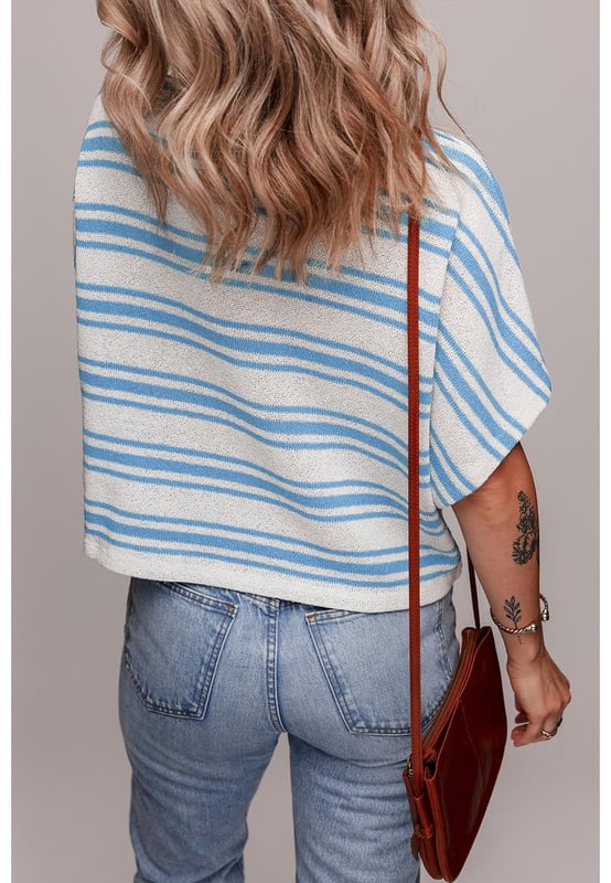 Nuestros estilos están diseñados con un look ajustado y a la moda, siguiendo un estándar de tallas internacional. Para el mejor ajuste, sugerimos elegir una talla más de la habitual. ¡Asegúrate de consultar nuestra tabla de tallas para encontrar tu combinación perfecta!
  Patrón a rayas clásico
  Corte amplio para una silueta relajada y moderna
  Mangas amplias que añaden un toque único y estiloso
  Tejido suave y cómodo para usar todo el día
  Combina bien con jeans o faldas para un atuendo Chic
Material: 100% Acrílico