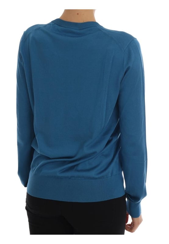 Marca: Dolce & Gabbana.
  Material: 100% seda.
  Color: Azul.
  Motivo: Lentejuelas rojas El amor es el bordado Capri.
  Coleccion: Cuento de hadas.
  Fabricado en Italia.
  Detalles del logotipo.