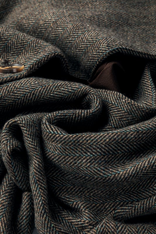 Our styles are designed with a trendy fitted look in mind following an international size standard. For the best fit we suggest choosing one size up from your usual. Be sure to check our sizing chart to find your perfect match!
  Classic twilled fabric for a sophisticated look
  Single
  breasted closure for a sleek appearance
  Lapel collar adds a touch of elegance
  Tailored fit for a flattering silhouette
  Versatile design ideal for both formal and casual wear
Material: 85% Polyester 15% Wool