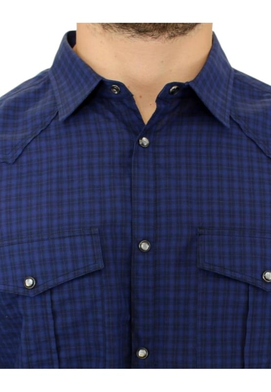 100% Authentiek Kostuum National CNC blauw geruit katoenen casual overhemd
  Casual stijl met volledige knoopsluiting aan de voorkant
  Gemaakt van hoogwaardig 100% katoen
  Stijlvol blauw geruit patroon
  Twee borstzakken voor extra gemak
  Logodetails