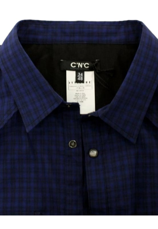 100% Authentiek Kostuum National CNC blauw geruit katoenen casual overhemd
  Casual stijl met volledige knoopsluiting aan de voorkant
  Gemaakt van hoogwaardig 100% katoen
  Stijlvol blauw geruit patroon
  Twee borstzakken voor extra gemak
  Logodetails