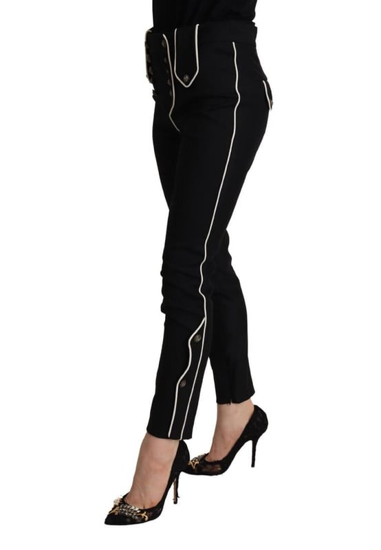 Precioso a estrenar con etiquetas.
  Pantalones slim fit de cintura alta.
  Forro blanco y adorno de botones.
  Hecho en Italia.
  97% Lana 3% Elastano.
  Corte entallado.
  Color negro.
  Cierre de cremallera y boton.
  Detalles del logotipo.