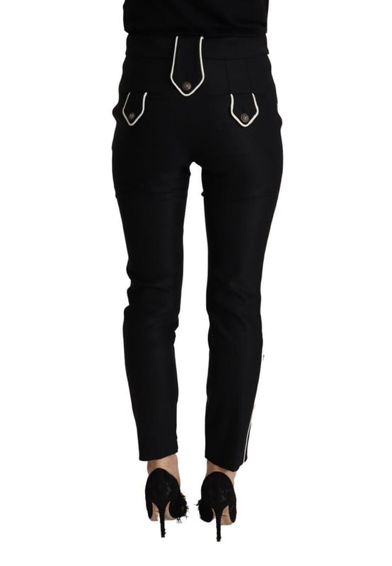 Precioso a estrenar con etiquetas.
  Pantalones slim fit de cintura alta.
  Forro blanco y adorno de botones.
  Hecho en Italia.
  97% Lana 3% Elastano.
  Corte entallado.
  Color negro.
  Cierre de cremallera y boton.
  Detalles del logotipo.