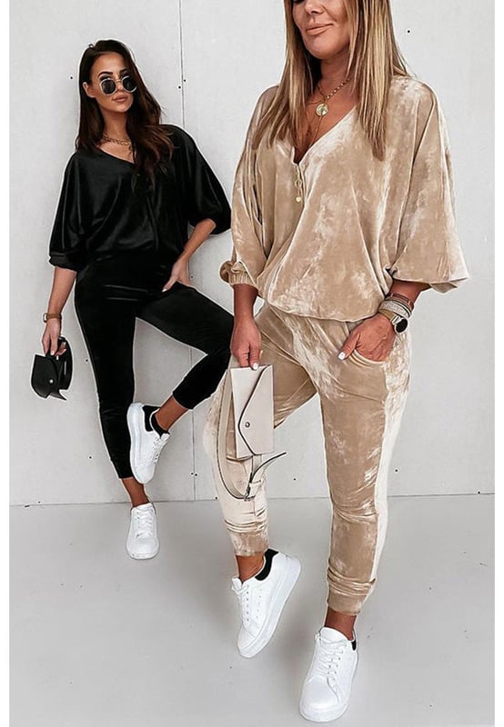 Parchment Velvet Zipped Top and Joggers Two Piece Set
  Includes zipped top and joggers
  Top features zip fastening long sleeves and round neck
  Joggers have elasticated waistband and ribbed cuffs
  Soft velvet fabric for comfort and style
  Versatile set suitable for both men and women
Material: 95% Polyester 5% Elastane