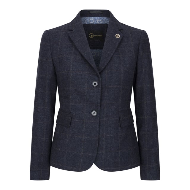 Dieser elegante und zeitlose Damenblazer ist in einem luxuriösen marineblauen Tweed-Karomuster gefertigt. Gefertigt aus einer hochwertigen Wollmischung bietet der Blazer die perfekte Balance aus Komfort, Strapazierfähigkeit und elegantem Stil – ideal für geschäftliche und legere Anlässe. Der vollständig gefütterte Blazer verfügt über eine Zwei-Knopf-Front, zwei Pattentaschen, einen Schlitz hinten und markante Ellbogenflicken, die ihm einen Hauch von traditionellem Charme verleihen. Elegantes Design: Klassisches marineblaues Karomuster für einen eleganten und vielseitigen Look. Blazerdetails: Zwei-Knopf-Verschluss, Ellbogenflicken, Pattentaschen, Schlitz hinten und durchgehendes Futter. Hochwertiges Material: Hochwertige Mischung aus 50 % Wolle, 35 % Polyester und 15 % Viskose. Elegant-legere Vielseitigkeit: Ideal für Business, Büro oder den gehobenen Alltagslook.