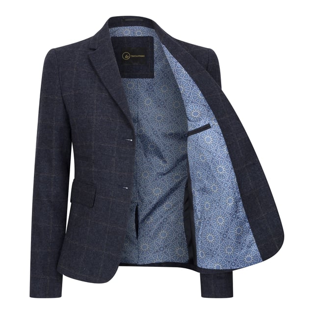 Dieser elegante und zeitlose Damenblazer ist in einem luxuriösen marineblauen Tweed-Karomuster gefertigt. Gefertigt aus einer hochwertigen Wollmischung bietet der Blazer die perfekte Balance aus Komfort, Strapazierfähigkeit und elegantem Stil – ideal für geschäftliche und legere Anlässe. Der vollständig gefütterte Blazer verfügt über eine Zwei-Knopf-Front, zwei Pattentaschen, einen Schlitz hinten und markante Ellbogenflicken, die ihm einen Hauch von traditionellem Charme verleihen. Elegantes Design: Klassisches marineblaues Karomuster für einen eleganten und vielseitigen Look. Blazerdetails: Zwei-Knopf-Verschluss, Ellbogenflicken, Pattentaschen, Schlitz hinten und durchgehendes Futter. Hochwertiges Material: Hochwertige Mischung aus 50 % Wolle, 35 % Polyester und 15 % Viskose. Elegant-legere Vielseitigkeit: Ideal für Business, Büro oder den gehobenen Alltagslook.