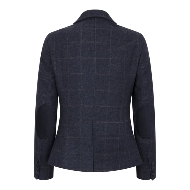 Dieser elegante und zeitlose Damenblazer ist in einem luxuriösen marineblauen Tweed-Karomuster gefertigt. Gefertigt aus einer hochwertigen Wollmischung bietet der Blazer die perfekte Balance aus Komfort, Strapazierfähigkeit und elegantem Stil – ideal für geschäftliche und legere Anlässe. Der vollständig gefütterte Blazer verfügt über eine Zwei-Knopf-Front, zwei Pattentaschen, einen Schlitz hinten und markante Ellbogenflicken, die ihm einen Hauch von traditionellem Charme verleihen. Elegantes Design: Klassisches marineblaues Karomuster für einen eleganten und vielseitigen Look. Blazerdetails: Zwei-Knopf-Verschluss, Ellbogenflicken, Pattentaschen, Schlitz hinten und durchgehendes Futter. Hochwertiges Material: Hochwertige Mischung aus 50 % Wolle, 35 % Polyester und 15 % Viskose. Elegant-legere Vielseitigkeit: Ideal für Business, Büro oder den gehobenen Alltagslook.