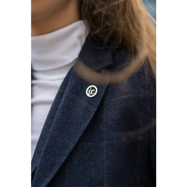 Dieser elegante und zeitlose Damenblazer ist in einem luxuriösen marineblauen Tweed-Karomuster gefertigt. Gefertigt aus einer hochwertigen Wollmischung bietet der Blazer die perfekte Balance aus Komfort, Strapazierfähigkeit und elegantem Stil – ideal für geschäftliche und legere Anlässe. Der vollständig gefütterte Blazer verfügt über eine Zwei-Knopf-Front, zwei Pattentaschen, einen Schlitz hinten und markante Ellbogenflicken, die ihm einen Hauch von traditionellem Charme verleihen. Elegantes Design: Klassisches marineblaues Karomuster für einen eleganten und vielseitigen Look. Blazerdetails: Zwei-Knopf-Verschluss, Ellbogenflicken, Pattentaschen, Schlitz hinten und durchgehendes Futter. Hochwertiges Material: Hochwertige Mischung aus 50 % Wolle, 35 % Polyester und 15 % Viskose. Elegant-legere Vielseitigkeit: Ideal für Business, Büro oder den gehobenen Alltagslook.