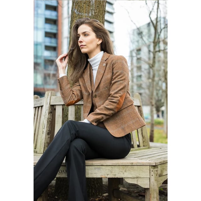 Verleihen Sie Ihrer Garderobe zeitlose Eleganz mit diesem Damenblazer aus hochwertigem Wollmisch-Tweed mit klassischem Fischgrätenmuster. Der Blazer eignet sich perfekt für formelle und legere Anlässe und verfügt über einen Zwei-Knopf-Verschluss, Pattentaschen, einen Schlitz hinten und markante Ellbogenflicken, die den Gesamtlook aufwerten. Das vollständig gefütterte Innenfutter sorgt für einen glatten und bequemen Sitz. Klassisches Design: Zwei-Knopf-Blazer mit Ellbogenflicken, Pattentaschen und einem Schlitz hinten. Hochwertiges Material: 50 % Wolle, 35 % Polyester, 15 % Viskose mit raffiniertem Fischgrätenmuster. Verbesserter Komfort: Beide Teile sind vollständig gefüttert für einen glatten und bequemen Sitz. Perfekt für vielseitige Stylings: Ideal für formelle Anlässe, das Büro oder den gehobenen Alltagslook.