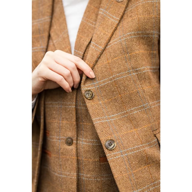 Verleihen Sie Ihrer Garderobe zeitlose Eleganz mit diesem Damenblazer aus hochwertigem Wollmisch-Tweed mit klassischem Fischgrätenmuster. Der Blazer eignet sich perfekt für formelle und legere Anlässe und verfügt über einen Zwei-Knopf-Verschluss, Pattentaschen, einen Schlitz hinten und markante Ellbogenflicken, die den Gesamtlook aufwerten. Das vollständig gefütterte Innenfutter sorgt für einen glatten und bequemen Sitz. Klassisches Design: Zwei-Knopf-Blazer mit Ellbogenflicken, Pattentaschen und einem Schlitz hinten. Hochwertiges Material: 50 % Wolle, 35 % Polyester, 15 % Viskose mit raffiniertem Fischgrätenmuster. Verbesserter Komfort: Beide Teile sind vollständig gefüttert für einen glatten und bequemen Sitz. Perfekt für vielseitige Stylings: Ideal für formelle Anlässe, das Büro oder den gehobenen Alltagslook.