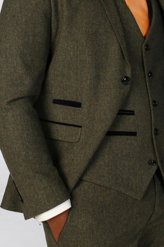 Dieser elegante und zeitlose olivgrüne Blazer aus hochwertigem Tweed aus Wollmischung vereint Wärme, Strapazierfähigkeit und ein mühelos elegantes Aussehen. Ob fürs Business oder zu besonderen Anlässen, die maßgeschneiderte Passform sorgt für eine schlanke Silhouette und bietet gleichzeitig ganztägigen Tragekomfort. Der tiefe Olivgrünton sorgt für Vielseitigkeit und lässt sich leicht mit allem kombinieren, von Anzughosen bis hin zu Chinos. Mit präzisen Nähten und feiner Handwerkskunst veredelt dieses Stück jede Garderobe. Hochwertiger Tweed aus Wollmischung für Komfort, Wärme und Strapazierfähigkeit. Maßgeschneiderte Passform für eine moderne, schmeichelhafte Silhouette. Klassisches Olivgrün für vielseitiges Styling. Detaillierte Nähte und hochwertige Verarbeitung für edle Ausstrahlung. Geeignet für formelle, Business- und Smart-Casual-Anlässe.