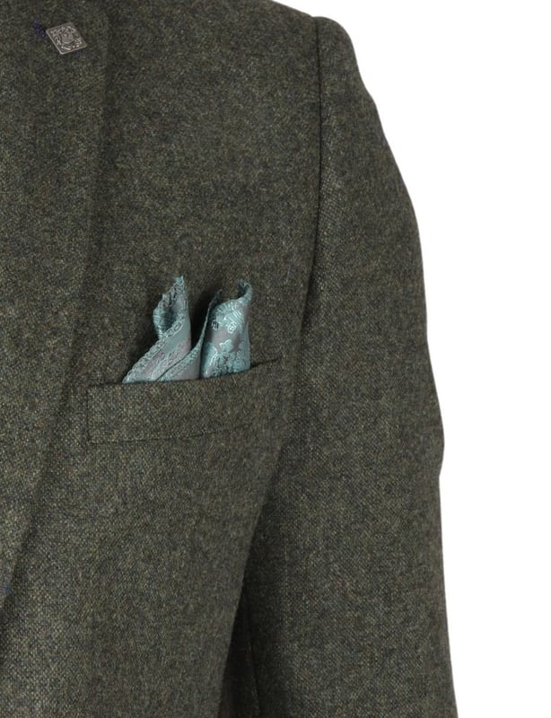 Dieser elegante und zeitlose olivgrüne Blazer aus hochwertigem Tweed aus Wollmischung vereint Wärme, Strapazierfähigkeit und ein mühelos elegantes Aussehen. Ob fürs Business oder zu besonderen Anlässen, die maßgeschneiderte Passform sorgt für eine schlanke Silhouette und bietet gleichzeitig ganztägigen Tragekomfort. Der tiefe Olivgrünton sorgt für Vielseitigkeit und lässt sich leicht mit allem kombinieren, von Anzughosen bis hin zu Chinos. Mit präzisen Nähten und feiner Handwerkskunst veredelt dieses Stück jede Garderobe. Hochwertiger Tweed aus Wollmischung für Komfort, Wärme und Strapazierfähigkeit. Maßgeschneiderte Passform für eine moderne, schmeichelhafte Silhouette. Klassisches Olivgrün für vielseitiges Styling. Detaillierte Nähte und hochwertige Verarbeitung für edle Ausstrahlung. Geeignet für formelle, Business- und Smart-Casual-Anlässe.