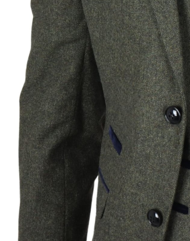 Dieser elegante und zeitlose olivgrüne Blazer aus hochwertigem Tweed aus Wollmischung vereint Wärme, Strapazierfähigkeit und ein mühelos elegantes Aussehen. Ob fürs Business oder zu besonderen Anlässen, die maßgeschneiderte Passform sorgt für eine schlanke Silhouette und bietet gleichzeitig ganztägigen Tragekomfort. Der tiefe Olivgrünton sorgt für Vielseitigkeit und lässt sich leicht mit allem kombinieren, von Anzughosen bis hin zu Chinos. Mit präzisen Nähten und feiner Handwerkskunst veredelt dieses Stück jede Garderobe. Hochwertiger Tweed aus Wollmischung für Komfort, Wärme und Strapazierfähigkeit. Maßgeschneiderte Passform für eine moderne, schmeichelhafte Silhouette. Klassisches Olivgrün für vielseitiges Styling. Detaillierte Nähte und hochwertige Verarbeitung für edle Ausstrahlung. Geeignet für formelle, Business- und Smart-Casual-Anlässe.