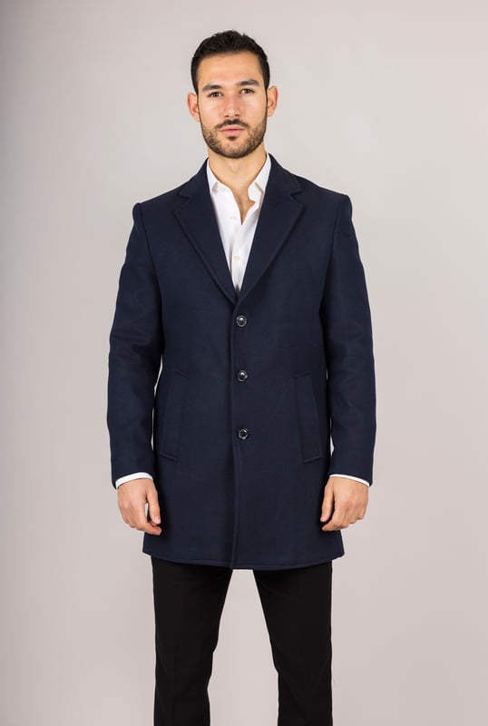 Abrigo de mezcla de lana azul marino con cuello de solapa con muesca para hombre Entra en las estaciones más frías con confianza en este clásico abrigo de mezcla de lana, diseñado para combinar la elegancia atemporal con la sastrería moderna. Confeccionado con una mezcla de lana y licra de alta calidad, ofrece calidez y durabilidad. El cuello de solapa con muesca añade un toque refinado y profesional, mientras que el cierre tradicional de 3 botones garantiza un ajuste seguro y elegante. Con una silueta entallada que favorece sin restringir el movimiento, este abrigo es ideal tanto para ocasiones formales como para el uso diario sofisticado. Cierre clásico de 3 botones: Cierre tradicional para un acabado seguro y elegante. Ajuste entallado: Proporciona una silueta elegante y estructurada con una comodidad duradera. Cuello de solapa con muesca: Añade un toque de sofisticación y versatilidad. Tejido de mezcla de lana: Hecho de 65 % lana y 35 % licra para mayor calidez y resistencia. Composición del material: 65 % lana, 35 % licra.