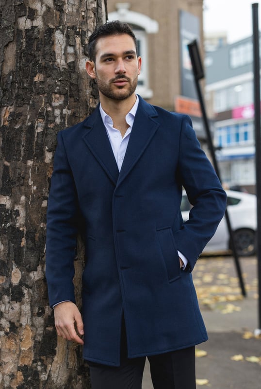 Abrigo de mezcla de lana azul marino con cuello de solapa con muesca para hombre Entra en las estaciones más frías con confianza en este clásico abrigo de mezcla de lana, diseñado para combinar la elegancia atemporal con la sastrería moderna. Confeccionado con una mezcla de lana y licra de alta calidad, ofrece calidez y durabilidad. El cuello de solapa con muesca añade un toque refinado y profesional, mientras que el cierre tradicional de 3 botones garantiza un ajuste seguro y elegante. Con una silueta entallada que favorece sin restringir el movimiento, este abrigo es ideal tanto para ocasiones formales como para el uso diario sofisticado. Cierre clásico de 3 botones: Cierre tradicional para un acabado seguro y elegante. Ajuste entallado: Proporciona una silueta elegante y estructurada con una comodidad duradera. Cuello de solapa con muesca: Añade un toque de sofisticación y versatilidad. Tejido de mezcla de lana: Hecho de 65 % lana y 35 % licra para mayor calidez y resistencia. Composición del material: 65 % lana, 35 % licra.