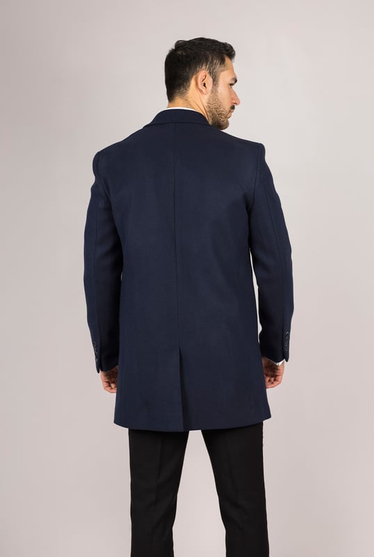Abrigo de mezcla de lana azul marino con cuello de solapa con muesca para hombre Entra en las estaciones más frías con confianza en este clásico abrigo de mezcla de lana, diseñado para combinar la elegancia atemporal con la sastrería moderna. Confeccionado con una mezcla de lana y licra de alta calidad, ofrece calidez y durabilidad. El cuello de solapa con muesca añade un toque refinado y profesional, mientras que el cierre tradicional de 3 botones garantiza un ajuste seguro y elegante. Con una silueta entallada que favorece sin restringir el movimiento, este abrigo es ideal tanto para ocasiones formales como para el uso diario sofisticado. Cierre clásico de 3 botones: Cierre tradicional para un acabado seguro y elegante. Ajuste entallado: Proporciona una silueta elegante y estructurada con una comodidad duradera. Cuello de solapa con muesca: Añade un toque de sofisticación y versatilidad. Tejido de mezcla de lana: Hecho de 65 % lana y 35 % licra para mayor calidez y resistencia. Composición del material: 65 % lana, 35 % licra.