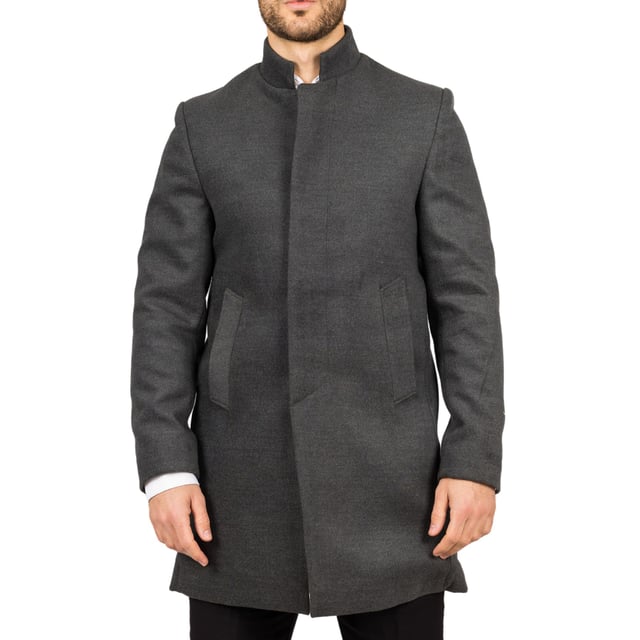 Realza tu ropa de abrigo con este refinado abrigo de mezcla de lana, diseñado para brindar estilo y funcionalidad. Confeccionado con una mezcla de lana de primera calidad, ofrece calidez y durabilidad confiables, perfecto para los meses más fríos. El sofisticado cuello Nehru le da un toque moderno a la sastrería clásica, mientras que el ajuste entallado asegura una silueta definida sin sacrificar la comodidad. Terminado con un discreto cierre de botones, este abrigo ofrece una estética limpia y minimalista adecuada tanto para conjuntos formales como para elegantes informales. Tejido de mezcla de lana: Hecho de 85% lana y 15% poliéster para mayor calidez, estructura y larga duración. Sofisticado cuello Nehru: Agrega un toque distintivo y refinado a cualquier atuendo. Diseño de ajuste entallado: Realza tu silueta mientras mantiene un movimiento cómodo. Cierre discreto de botones: Ofrece un aspecto limpio y estilizado con botones frontales ocultos. Composición del material: 85% lana, 15% poliéster.