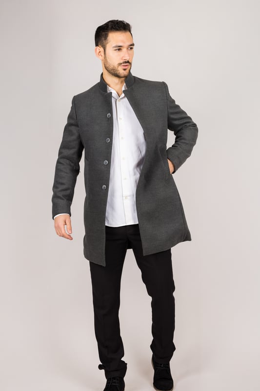 Realza tu ropa de abrigo con este refinado abrigo de mezcla de lana, diseñado para brindar estilo y funcionalidad. Confeccionado con una mezcla de lana de primera calidad, ofrece calidez y durabilidad confiables, perfecto para los meses más fríos. El sofisticado cuello Nehru le da un toque moderno a la sastrería clásica, mientras que el ajuste entallado asegura una silueta definida sin sacrificar la comodidad. Terminado con un discreto cierre de botones, este abrigo ofrece una estética limpia y minimalista adecuada tanto para conjuntos formales como para elegantes informales. Tejido de mezcla de lana: Hecho de 85% lana y 15% poliéster para mayor calidez, estructura y larga duración. Sofisticado cuello Nehru: Agrega un toque distintivo y refinado a cualquier atuendo. Diseño de ajuste entallado: Realza tu silueta mientras mantiene un movimiento cómodo. Cierre discreto de botones: Ofrece un aspecto limpio y estilizado con botones frontales ocultos. Composición del material: 85% lana, 15% poliéster.