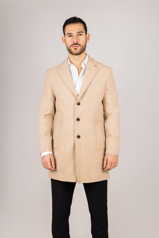 Entra en las estaciones más frías con confianza en este clásico abrigo de mezcla de lana, diseñado para combinar la elegancia atemporal con la sastrería moderna. Confeccionado con una mezcla de lana y licra de alta calidad, ofrece calidez y durabilidad. El cuello de solapa con muesca añade un toque refinado y profesional, mientras que el cierre tradicional de 3 botones garantiza un ajuste seguro y elegante. Con una silueta entallada que favorece sin restringir el movimiento, este abrigo es ideal tanto para ocasiones formales como para el uso diario sofisticado. Cierre clásico de 3 botones: Cierre tradicional para un acabado seguro y elegante. Ajuste entallado: Proporciona una silueta elegante y estructurada con una comodidad duradera. Cuello de solapa con muesca: Añade un toque de sofisticación y versatilidad. Tejido de mezcla de lana: Hecho de 65 % lana y 35 % licra para mayor calidez y resistencia. Composición del material: 65 % lana, 35 % licra.