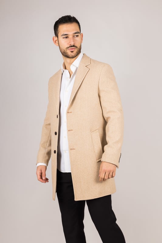 Entra en las estaciones más frías con confianza en este clásico abrigo de mezcla de lana, diseñado para combinar la elegancia atemporal con la sastrería moderna. Confeccionado con una mezcla de lana y licra de alta calidad, ofrece calidez y durabilidad. El cuello de solapa con muesca añade un toque refinado y profesional, mientras que el cierre tradicional de 3 botones garantiza un ajuste seguro y elegante. Con una silueta entallada que favorece sin restringir el movimiento, este abrigo es ideal tanto para ocasiones formales como para el uso diario sofisticado. Cierre clásico de 3 botones: Cierre tradicional para un acabado seguro y elegante. Ajuste entallado: Proporciona una silueta elegante y estructurada con una comodidad duradera. Cuello de solapa con muesca: Añade un toque de sofisticación y versatilidad. Tejido de mezcla de lana: Hecho de 65 % lana y 35 % licra para mayor calidez y resistencia. Composición del material: 65 % lana, 35 % licra.
