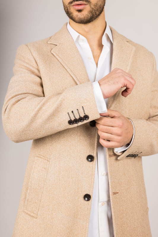 Entra en las estaciones más frías con confianza en este clásico abrigo de mezcla de lana, diseñado para combinar la elegancia atemporal con la sastrería moderna. Confeccionado con una mezcla de lana y licra de alta calidad, ofrece calidez y durabilidad. El cuello de solapa con muesca añade un toque refinado y profesional, mientras que el cierre tradicional de 3 botones garantiza un ajuste seguro y elegante. Con una silueta entallada que favorece sin restringir el movimiento, este abrigo es ideal tanto para ocasiones formales como para el uso diario sofisticado. Cierre clásico de 3 botones: Cierre tradicional para un acabado seguro y elegante. Ajuste entallado: Proporciona una silueta elegante y estructurada con una comodidad duradera. Cuello de solapa con muesca: Añade un toque de sofisticación y versatilidad. Tejido de mezcla de lana: Hecho de 65 % lana y 35 % licra para mayor calidez y resistencia. Composición del material: 65 % lana, 35 % licra.