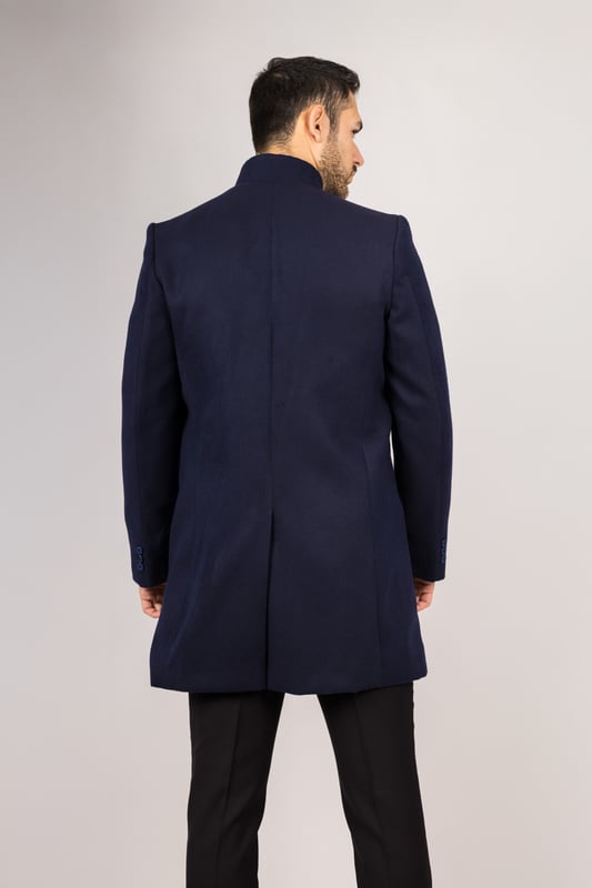 Realza tu ropa de abrigo con este refinado abrigo de mezcla de lana, diseñado para brindar estilo y funcionalidad. Confeccionado con una mezcla de lana de primera calidad, ofrece calidez y durabilidad confiables, perfecto para los meses más fríos. El sofisticado cuello Nehru le da un toque moderno a la sastrería clásica, mientras que el ajuste entallado asegura una silueta definida sin sacrificar la comodidad. Terminado con un discreto cierre de botones, este abrigo ofrece una estética limpia y minimalista adecuada tanto para conjuntos formales como para elegantes informales. Tejido de mezcla de lana: Hecho de 85% lana y 15% poliéster para mayor calidez, estructura y larga duración. Sofisticado cuello Nehru: Agrega un toque distintivo y refinado a cualquier atuendo. Diseño de ajuste entallado: Realza tu silueta mientras mantiene un movimiento cómodo. Cierre discreto de botones: Ofrece un aspecto limpio y estilizado con botones frontales ocultos. Composición del material: 85% lana, 15% poliéster.