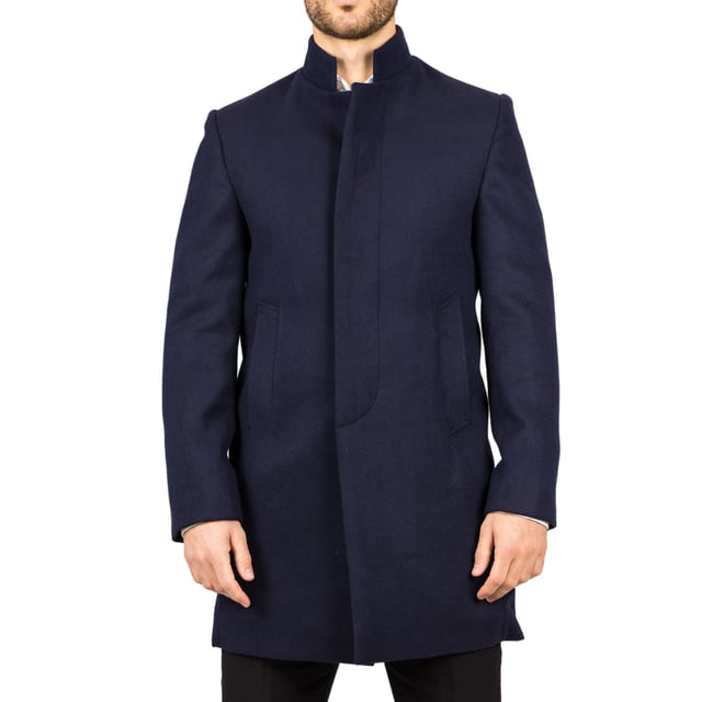 Realza tu ropa de abrigo con este refinado abrigo de mezcla de lana, diseñado para brindar estilo y funcionalidad. Confeccionado con una mezcla de lana de primera calidad, ofrece calidez y durabilidad confiables, perfecto para los meses más fríos. El sofisticado cuello Nehru le da un toque moderno a la sastrería clásica, mientras que el ajuste entallado asegura una silueta definida sin sacrificar la comodidad. Terminado con un discreto cierre de botones, este abrigo ofrece una estética limpia y minimalista adecuada tanto para conjuntos formales como para elegantes informales. Tejido de mezcla de lana: Hecho de 85% lana y 15% poliéster para mayor calidez, estructura y larga duración. Sofisticado cuello Nehru: Agrega un toque distintivo y refinado a cualquier atuendo. Diseño de ajuste entallado: Realza tu silueta mientras mantiene un movimiento cómodo. Cierre discreto de botones: Ofrece un aspecto limpio y estilizado con botones frontales ocultos. Composición del material: 85% lana, 15% poliéster.