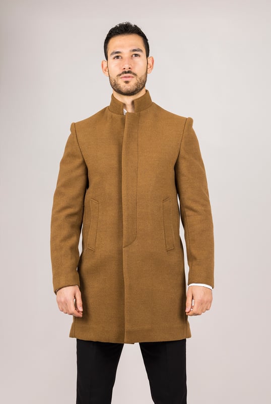 Realza tu ropa de abrigo con este refinado abrigo de mezcla de lana, diseñado para brindar estilo y funcionalidad. Confeccionado con una mezcla de lana de primera calidad, ofrece calidez y durabilidad confiables, perfecto para los meses más fríos. El sofisticado cuello Nehru le da un toque moderno a la sastrería clásica, mientras que el ajuste entallado asegura una silueta definida sin sacrificar la comodidad. Terminado con un discreto cierre de botones, este abrigo ofrece una estética limpia y minimalista adecuada tanto para conjuntos formales como para elegantes informales. Tejido de mezcla de lana: Hecho de 85% lana y 15% poliéster para mayor calidez, estructura y larga duración. Sofisticado cuello Nehru: Agrega un toque distintivo y refinado a cualquier atuendo. Diseño de ajuste entallado: Realza tu silueta mientras mantiene un movimiento cómodo. Cierre discreto de botones: Ofrece un aspecto limpio y estilizado con botones frontales ocultos. Composición del material: 85% lana, 15% poliéster.