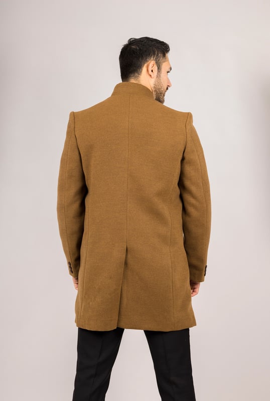 Realza tu ropa de abrigo con este refinado abrigo de mezcla de lana, diseñado para brindar estilo y funcionalidad. Confeccionado con una mezcla de lana de primera calidad, ofrece calidez y durabilidad confiables, perfecto para los meses más fríos. El sofisticado cuello Nehru le da un toque moderno a la sastrería clásica, mientras que el ajuste entallado asegura una silueta definida sin sacrificar la comodidad. Terminado con un discreto cierre de botones, este abrigo ofrece una estética limpia y minimalista adecuada tanto para conjuntos formales como para elegantes informales. Tejido de mezcla de lana: Hecho de 85% lana y 15% poliéster para mayor calidez, estructura y larga duración. Sofisticado cuello Nehru: Agrega un toque distintivo y refinado a cualquier atuendo. Diseño de ajuste entallado: Realza tu silueta mientras mantiene un movimiento cómodo. Cierre discreto de botones: Ofrece un aspecto limpio y estilizado con botones frontales ocultos. Composición del material: 85% lana, 15% poliéster.