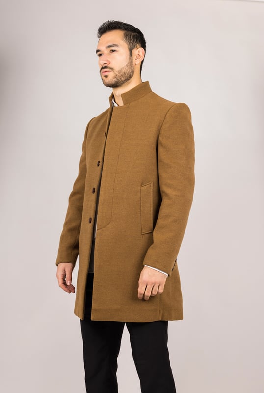 Realza tu ropa de abrigo con este refinado abrigo de mezcla de lana, diseñado para brindar estilo y funcionalidad. Confeccionado con una mezcla de lana de primera calidad, ofrece calidez y durabilidad confiables, perfecto para los meses más fríos. El sofisticado cuello Nehru le da un toque moderno a la sastrería clásica, mientras que el ajuste entallado asegura una silueta definida sin sacrificar la comodidad. Terminado con un discreto cierre de botones, este abrigo ofrece una estética limpia y minimalista adecuada tanto para conjuntos formales como para elegantes informales. Tejido de mezcla de lana: Hecho de 85% lana y 15% poliéster para mayor calidez, estructura y larga duración. Sofisticado cuello Nehru: Agrega un toque distintivo y refinado a cualquier atuendo. Diseño de ajuste entallado: Realza tu silueta mientras mantiene un movimiento cómodo. Cierre discreto de botones: Ofrece un aspecto limpio y estilizado con botones frontales ocultos. Composición del material: 85% lana, 15% poliéster.