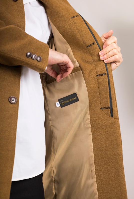 Realza tu ropa de abrigo con este refinado abrigo de mezcla de lana, diseñado para brindar estilo y funcionalidad. Confeccionado con una mezcla de lana de primera calidad, ofrece calidez y durabilidad confiables, perfecto para los meses más fríos. El sofisticado cuello Nehru le da un toque moderno a la sastrería clásica, mientras que el ajuste entallado asegura una silueta definida sin sacrificar la comodidad. Terminado con un discreto cierre de botones, este abrigo ofrece una estética limpia y minimalista adecuada tanto para conjuntos formales como para elegantes informales. Tejido de mezcla de lana: Hecho de 85% lana y 15% poliéster para mayor calidez, estructura y larga duración. Sofisticado cuello Nehru: Agrega un toque distintivo y refinado a cualquier atuendo. Diseño de ajuste entallado: Realza tu silueta mientras mantiene un movimiento cómodo. Cierre discreto de botones: Ofrece un aspecto limpio y estilizado con botones frontales ocultos. Composición del material: 85% lana, 15% poliéster.
