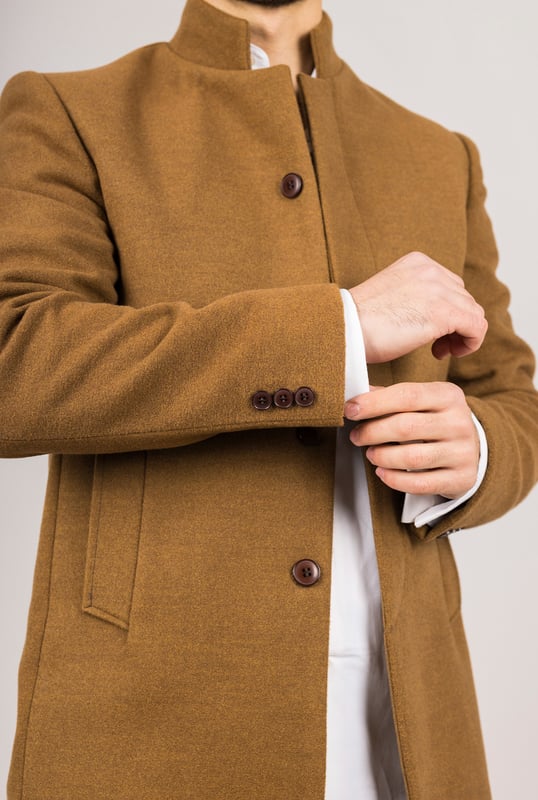 Realza tu ropa de abrigo con este refinado abrigo de mezcla de lana, diseñado para brindar estilo y funcionalidad. Confeccionado con una mezcla de lana de primera calidad, ofrece calidez y durabilidad confiables, perfecto para los meses más fríos. El sofisticado cuello Nehru le da un toque moderno a la sastrería clásica, mientras que el ajuste entallado asegura una silueta definida sin sacrificar la comodidad. Terminado con un discreto cierre de botones, este abrigo ofrece una estética limpia y minimalista adecuada tanto para conjuntos formales como para elegantes informales. Tejido de mezcla de lana: Hecho de 85% lana y 15% poliéster para mayor calidez, estructura y larga duración. Sofisticado cuello Nehru: Agrega un toque distintivo y refinado a cualquier atuendo. Diseño de ajuste entallado: Realza tu silueta mientras mantiene un movimiento cómodo. Cierre discreto de botones: Ofrece un aspecto limpio y estilizado con botones frontales ocultos. Composición del material: 85% lana, 15% poliéster.