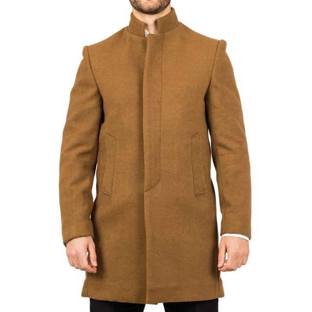 Realza tu ropa de abrigo con este refinado abrigo de mezcla de lana, diseñado para brindar estilo y funcionalidad. Confeccionado con una mezcla de lana de primera calidad, ofrece calidez y durabilidad confiables, perfecto para los meses más fríos. El sofisticado cuello Nehru le da un toque moderno a la sastrería clásica, mientras que el ajuste entallado asegura una silueta definida sin sacrificar la comodidad. Terminado con un discreto cierre de botones, este abrigo ofrece una estética limpia y minimalista adecuada tanto para conjuntos formales como para elegantes informales. Tejido de mezcla de lana: Hecho de 85% lana y 15% poliéster para mayor calidez, estructura y larga duración. Sofisticado cuello Nehru: Agrega un toque distintivo y refinado a cualquier atuendo. Diseño de ajuste entallado: Realza tu silueta mientras mantiene un movimiento cómodo. Cierre discreto de botones: Ofrece un aspecto limpio y estilizado con botones frontales ocultos. Composición del material: 85% lana, 15% poliéster.
