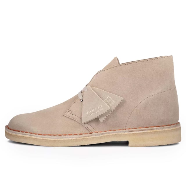 Especificaciones: Zapatos de vestir en gamuza de primera calidad, con la icónica suela de crepé de origen sustentable y etiqueta de cuero con el logo de Clarks grabado Parte superior: Gamuza Cordones: Con cordones Tipo de suela: Suela con tacón elevado