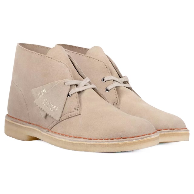 Especificaciones: Zapatos de vestir en gamuza de primera calidad, con la icónica suela de crepé de origen sustentable y etiqueta de cuero con el logo de Clarks grabado Parte superior: Gamuza Cordones: Con cordones Tipo de suela: Suela con tacón elevado