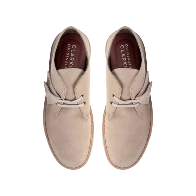 Especificaciones: Zapatos de vestir en gamuza de primera calidad, con la icónica suela de crepé de origen sustentable y etiqueta de cuero con el logo de Clarks grabado Parte superior: Gamuza Cordones: Con cordones Tipo de suela: Suela con tacón elevado