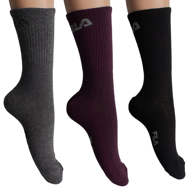 Diseñadas para brindar comodidad sin sacrificar el estilo, estas medias altas para mujer de Fila destacan por su aspecto vintage y su logo bordado. Ideales para el uso diario, actividades deportivas o simplemente para añadir un toque urbano a tu atuendo.

Detalles:
- Composición con un alto porcentaje de algodón que proporciona suavidad natural y transpirabilidad.
- Logo de Fila bordado en la parte superior.
- Diseño de caña alta con canalé.
- Estilo deportivo.
- Variedad de colores y tallas.
- Costuras planas.
- Tejido elástico.
- Paquete de 3 pares.

Una elección ideal para mujeres que buscan medias cómodas y distintivas, fabricadas con materiales de calidad. Perfectas para el uso diario, añadir estilo o completar un look casual deportivo.
Composición: 64% algodón, 34% poliéster, 2% elastano.
Cuidado:
Lavado a máquina a un máximo de 30°C.
No usar blanqueador ni blanqueadores.
No planchar.
No limpiar en seco.
Secar al aire o en secadora a baja temperatura.
