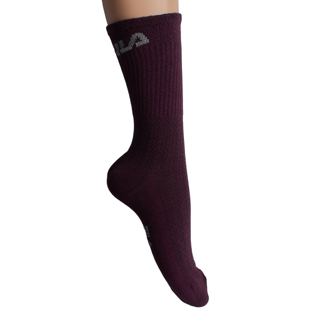 Diseñadas para brindar comodidad sin sacrificar el estilo, estas medias altas para mujer de Fila destacan por su aspecto vintage y su logo bordado. Ideales para el uso diario, actividades deportivas o simplemente para añadir un toque urbano a tu atuendo.

Detalles:
- Composición con un alto porcentaje de algodón que proporciona suavidad natural y transpirabilidad.
- Logo de Fila bordado en la parte superior.
- Diseño de caña alta con canalé.
- Estilo deportivo.
- Variedad de colores y tallas.
- Costuras planas.
- Tejido elástico.
- Paquete de 3 pares.

Una elección ideal para mujeres que buscan medias cómodas y distintivas, fabricadas con materiales de calidad. Perfectas para el uso diario, añadir estilo o completar un look casual deportivo.
Composición: 64% algodón, 34% poliéster, 2% elastano.
Cuidado:
Lavado a máquina a un máximo de 30°C.
No usar blanqueador ni blanqueadores.
No planchar.
No limpiar en seco.
Secar al aire o en secadora a baja temperatura.