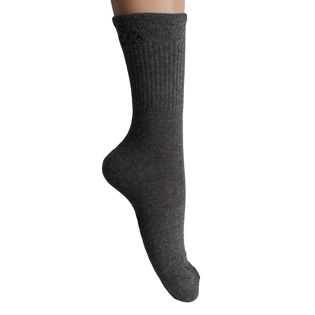Diseñadas para brindar comodidad sin sacrificar el estilo, estas medias altas para mujer de Fila destacan por su aspecto vintage y su logo bordado. Ideales para el uso diario, actividades deportivas o simplemente para añadir un toque urbano a tu atuendo.

Detalles:
- Composición con un alto porcentaje de algodón que proporciona suavidad natural y transpirabilidad.
- Logo de Fila bordado en la parte superior.
- Diseño de caña alta con canalé.
- Estilo deportivo.
- Variedad de colores y tallas.
- Costuras planas.
- Tejido elástico.
- Paquete de 3 pares.

Una elección ideal para mujeres que buscan medias cómodas y distintivas, fabricadas con materiales de calidad. Perfectas para el uso diario, añadir estilo o completar un look casual deportivo.
Composición: 64% algodón, 34% poliéster, 2% elastano.
Cuidado:
Lavado a máquina a un máximo de 30°C.
No usar blanqueador ni blanqueadores.
No planchar.
No limpiar en seco.
Secar al aire o en secadora a baja temperatura.