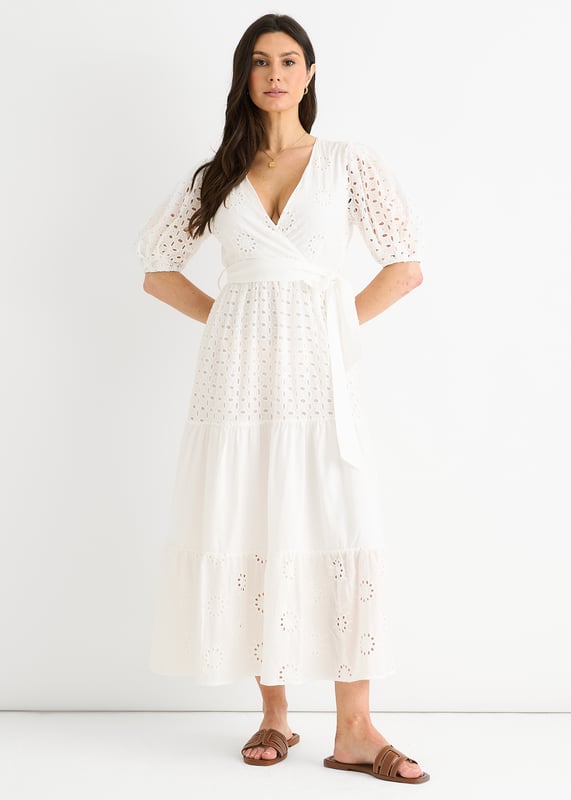 Maak je klaar om te stralen in deze witte Wrap Broderie Katoenen Midi-jurk met ceintuur. Gemaakt van zacht, ademend katoen, heeft deze jurk ingewikkelde broderie details en een flatterend wikkelontwerp. De ceintuur in de taille accentueert je rondingen, waardoor het de perfecte gelegenheidskleding is voor elk evenement.