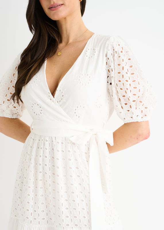 Maak je klaar om te stralen in deze witte Wrap Broderie Katoenen Midi-jurk met ceintuur. Gemaakt van zacht, ademend katoen, heeft deze jurk ingewikkelde broderie details en een flatterend wikkelontwerp. De ceintuur in de taille accentueert je rondingen, waardoor het de perfecte gelegenheidskleding is voor elk evenement.