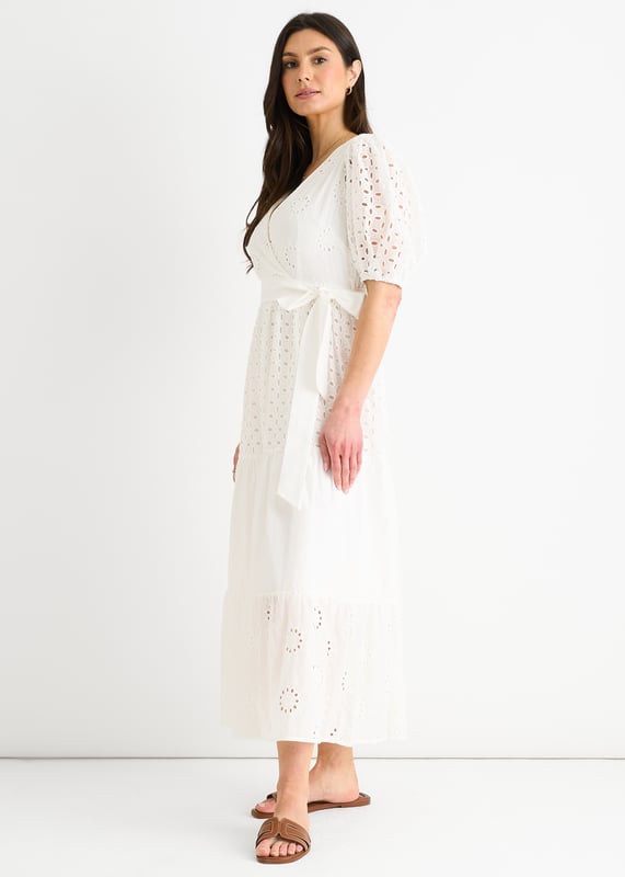 Maak je klaar om te stralen in deze witte Wrap Broderie Katoenen Midi-jurk met ceintuur. Gemaakt van zacht, ademend katoen, heeft deze jurk ingewikkelde broderie details en een flatterend wikkelontwerp. De ceintuur in de taille accentueert je rondingen, waardoor het de perfecte gelegenheidskleding is voor elk evenement.