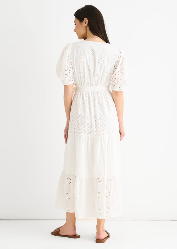 Maak je klaar om te stralen in deze witte Wrap Broderie Katoenen Midi-jurk met ceintuur. Gemaakt van zacht, ademend katoen, heeft deze jurk ingewikkelde broderie details en een flatterend wikkelontwerp. De ceintuur in de taille accentueert je rondingen, waardoor het de perfecte gelegenheidskleding is voor elk evenement.