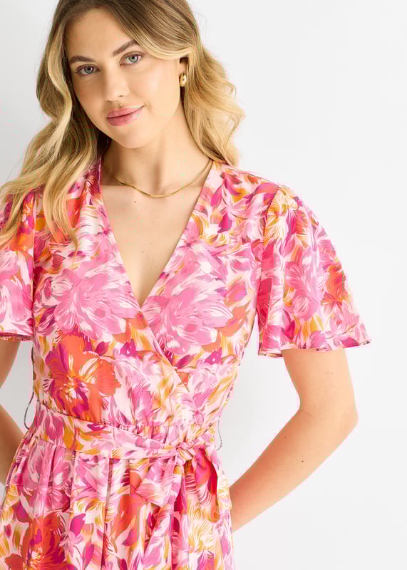 Este vestido midi presenta un impresionante diseño floral rojo que te hará destacar entre la multitud. Su estilo envolvente y cintura con cinturón crean una silueta favorecedora, mientras que el largo midi añade un toque de sofisticación. Perfecto para cualquier ocasión, este vestido no puede faltar en tu armario.